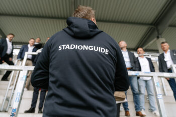 Mann trägt Weste mit Aufschrift 